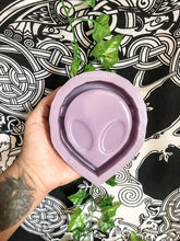 Load image into Gallery viewer, Alien Head Ashtray Mold | Alien Ashtray Mold | Ashtray Mold | Ashtray Silicone Mold