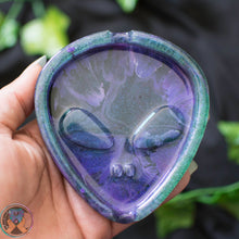 Load image into Gallery viewer, 4.375&quot; Purple Alien Head Ashtray
