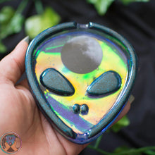 Load image into Gallery viewer, 4.375&quot; Inky Holographic Alien Head Ashtray
